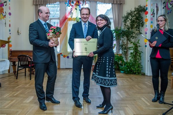  Katinszki Ferencné és Hoppál Péter a díjátadón