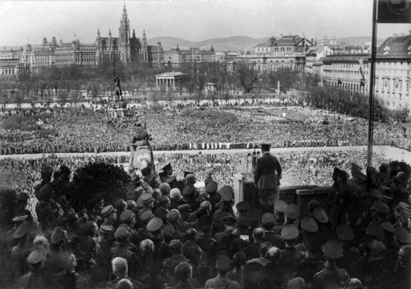 1938. március 15., Hitler beszédet tart Bécsben, a Hősök terén (Heldenplatz)