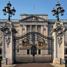 A Buckingham-palotában kitüntették Emma Thompsont és Sarah Gordyt