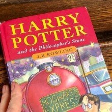 Nyolcvanezer fontért kelt el a Harry Potter és a bölcsek köve első kiadásának egy példánya