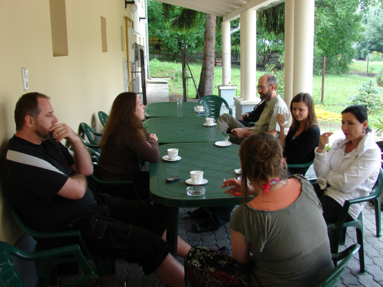 Imreh András a fordítókkal a reggeli kávé mellett