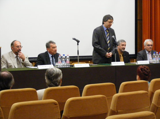 Megnyitó - középen: Dr. Debreczeni Attila, a Debreceni Egyetem rektorhelyettese