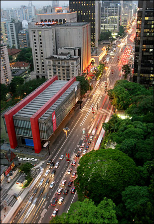 Az Avenida Paulista sugárút és a MASP