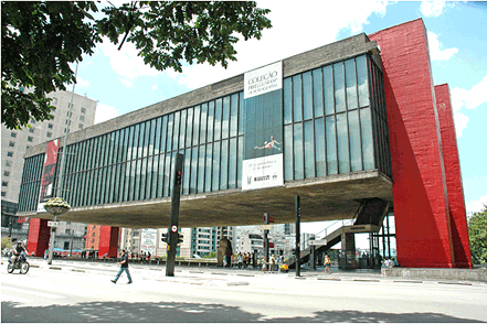 A MASP (São Pauloi Művészeti Múzeum) épülete előtt