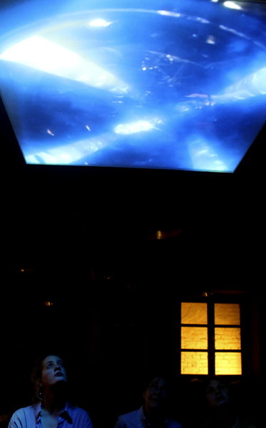 Kék fény a Trafóban
