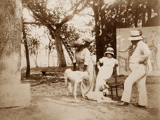 A villa parkjában a művész feleségével, Anellával egy készülő nagy festmény előtt 1911-ben