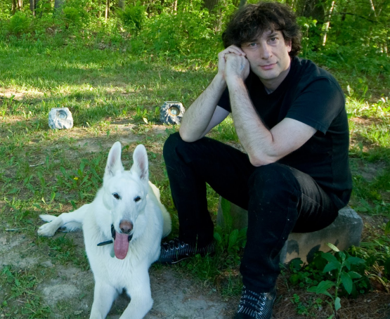 Neil Gaiman és kutyája