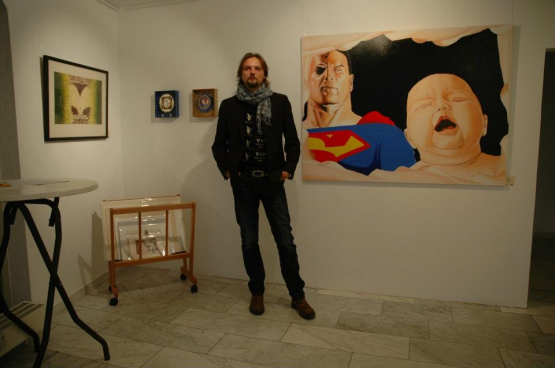 Kujbus János tőle jobbra egy képével a drezdai Galerie KUKO-ban