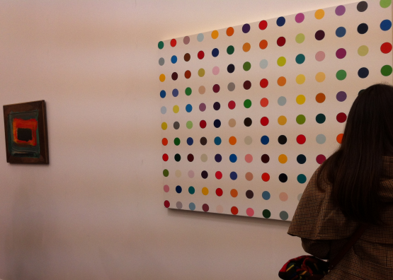 Damien Hirst spot painting sorozatának egyik festménye