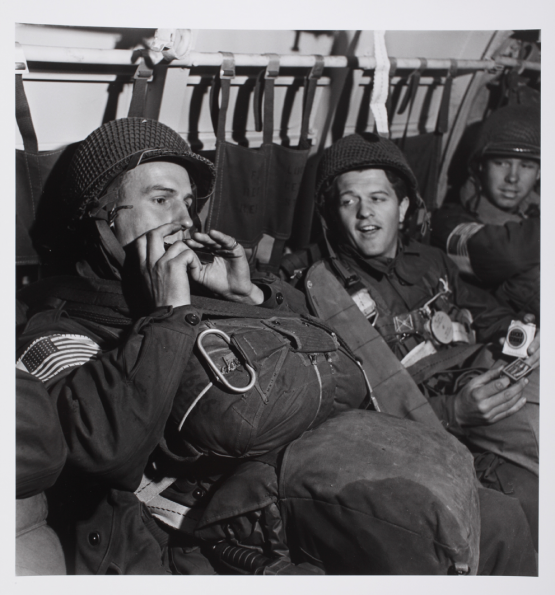 Robert Capa: Amerikai ejtőernyősök a Rajna fölött egy repülőgép fedélzetén, 1945. március 24.