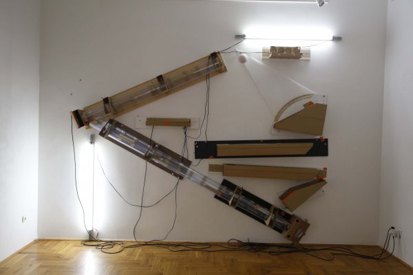 Cseke Szilárd: Beállítás (2013), ventilátorok, polisztirol labda, fénycső, karton, fa bútorlapok, 260x350x33 cm, a Molnár Ani Galéria hozzájárulásával