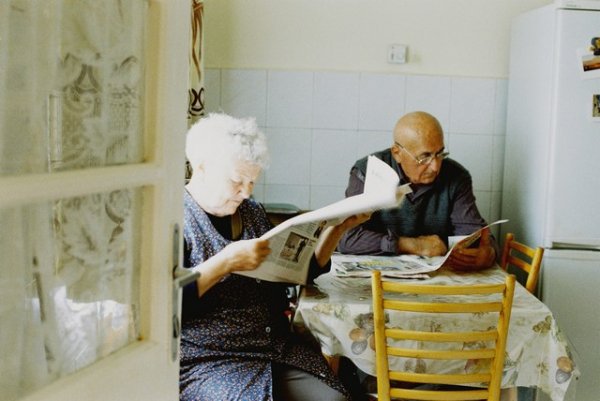 Szász Lilla, A mi házunk, Vasárnap délután, Papa és Mama újságot olvasnak (2011) / Lilla Szász, Our House, Grandpa and Grandma are reading a newspaper (2011)