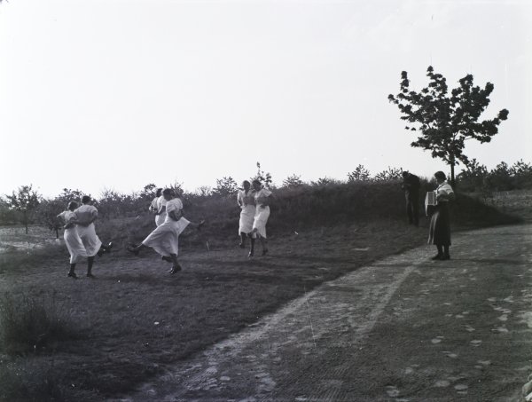 1938 Glindow nemzeti táncbemutató a látogatók tiszteletére a lányok munkatáborában