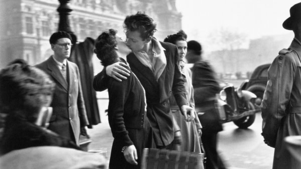 Robert Doisneau: A csók a városháza