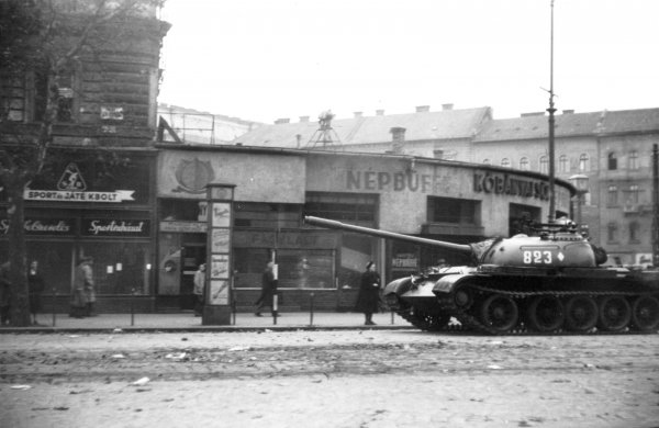 Nyugati (Marx) tér, Népbüfé (Ilkovics). A szovjet csapatok ideiglenes kivonulása 1956. október 31-én (Fortepan)