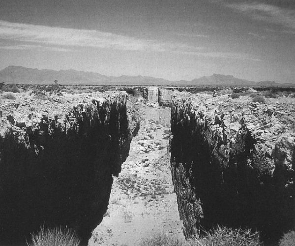 Michael Heizer: Double Negative, 1969.