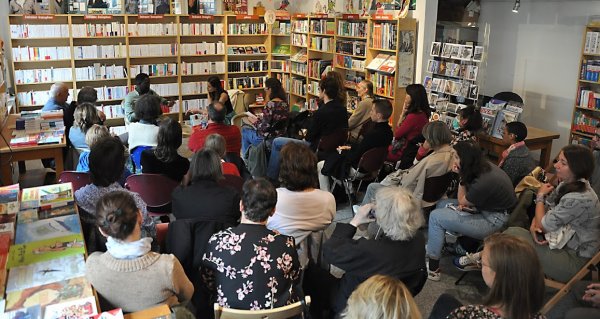 Népes közönség gyűlt össze szombat délután a Latitudes könyvesboltban