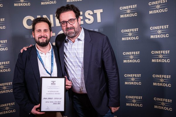 Tiszeker Dániel és Lévai Balázs a CineFesten 2022-ben, a Nyugati nyaralás közönségdíjának átvétele után