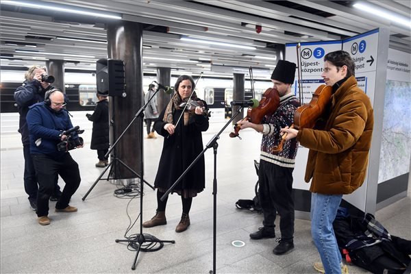 Az Azta Zenekar koncertje az M3-as metró Corvin-negyed állomásán
