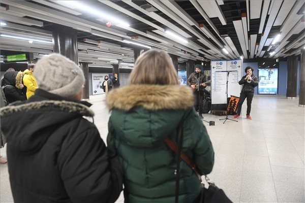 A Bujdosók együttes koncertje az M3-as metró Corvin-negyed állomásán