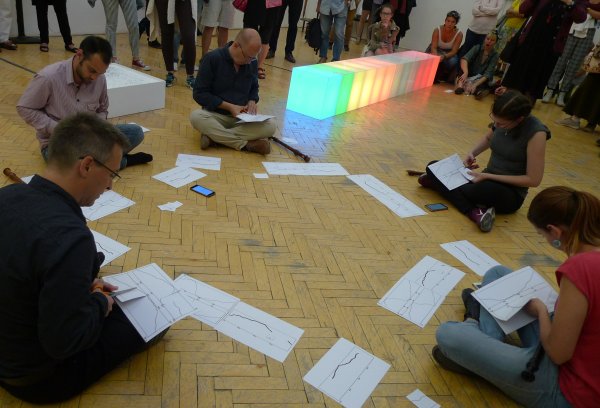 Szigeti Máté grafikus kottáját egy performansz keretében feldarabolják, majd pedig előadják a művészek.