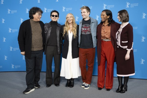 A Mickey 17 stábja: Bong Joon Ho rendező, valamint Steven Yeun, Toni Collette, Robert Pattinson, Naomi Ackie  Anamaria Vartolomei színészek.