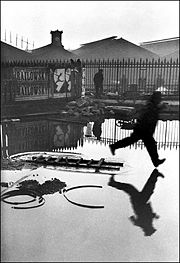 Cartier-Bresson: A Saint-Lazare mögött (forrás: Wikipedia)