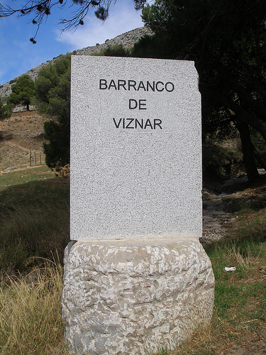A García Lorca földi maradványait rejtő tömegsír feltételezett helyét jelző obeliszk
