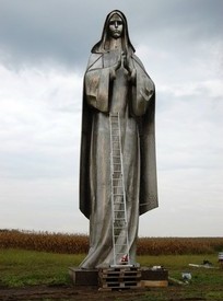 Mária-szobor: 10,53 méter magas